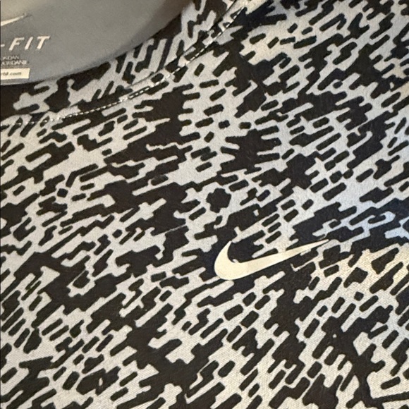 Nike Dri-Fit Women's Black and Gray Patterned Tee - Picture 3 of 7